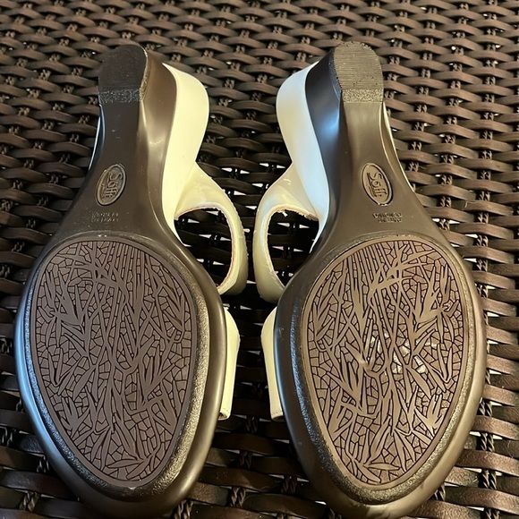 Sofft cream patent leather wedge sandals with gold hardware sz 8M - Picture 5 of 11